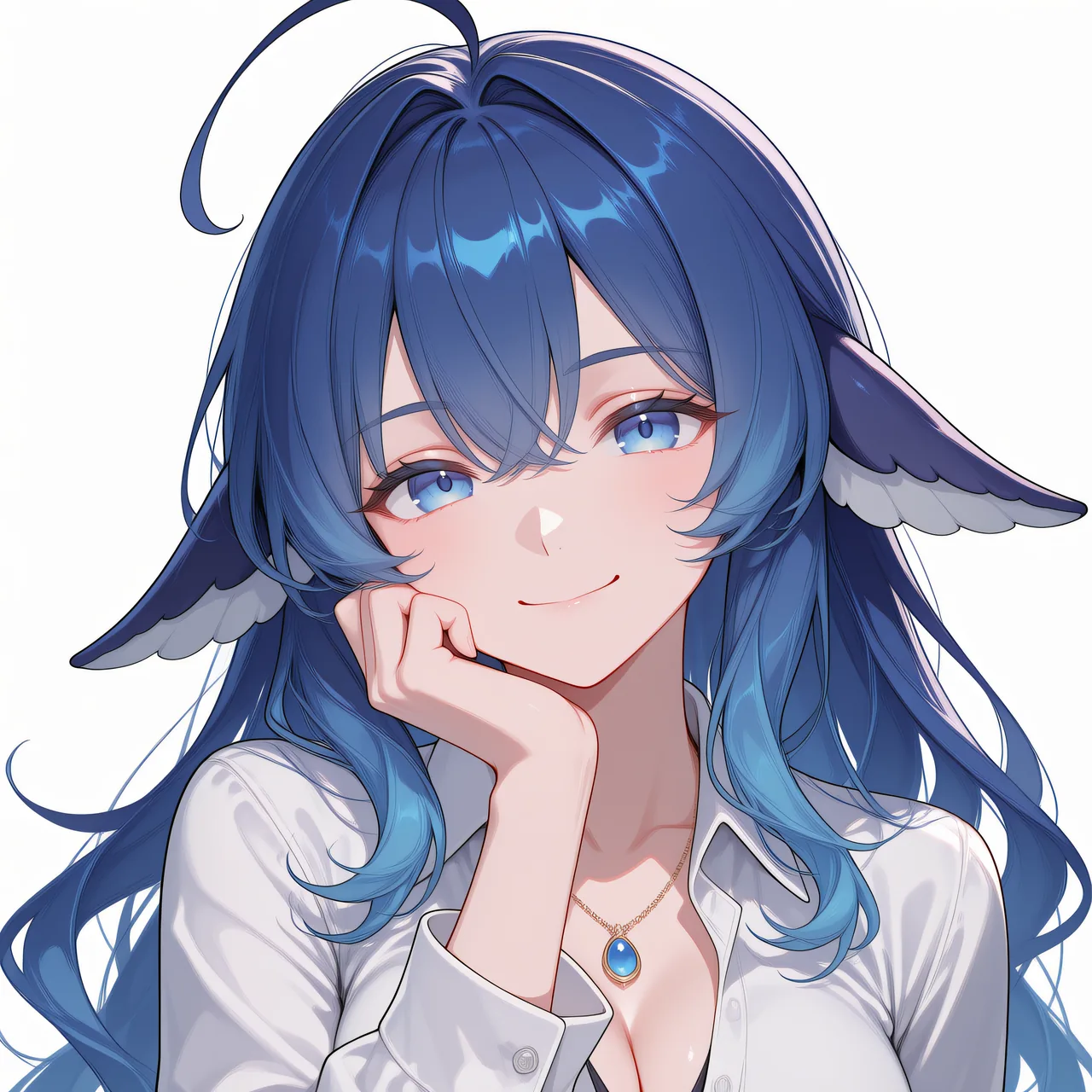 白色背景上的半身像：蓝发少女以手托腮看向画面，神情轻松含笑，翼状耳与蓝色吊坠点出角色特征，整体干净明亮。