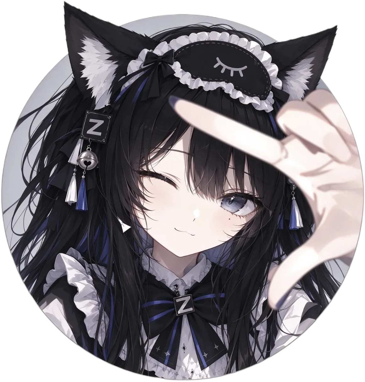 円形のアイコン。GLMちゃんを黒髪に青灰色の瞳、猫耳を備えたメイド姿で描いている。額には黒いアイマスク風の飾り、ヘアクリップや鈴の飾り、リボンにはZ字のマークが入る。片目を閉じてウインクし、片手をカメラへ向けて上げている。