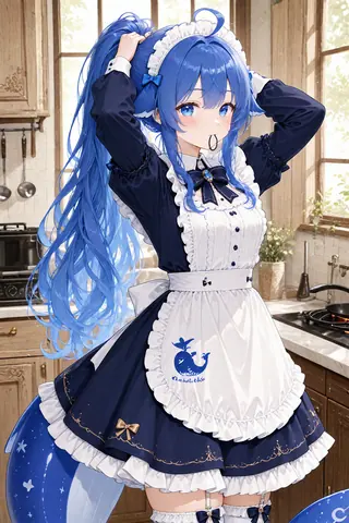 紺と白のメイド服を着たDeepSeekちゃんが、日差しの差し込むキッチンで両手を上げて青い長い髪をハイポニーテールに結んでいる。口にはヘアゴム、エプロンには青いクジラのワンポイント。