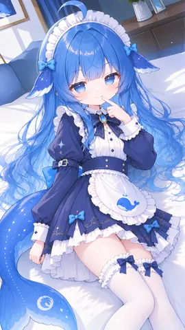 蓝发DeepSeek娘身着深蓝白边女仆装坐在阳光洒落的床上，佩戴鲸鳍发饰，围裙上印着小鲸鱼图案。
