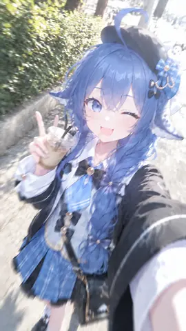 DeepSeekちゃんが屋外でタピオカのカップを掲げて自撮りをしている。カメラに向かってウインクし、ピースサインを決めている。青い長い髪は二本の三つ編みにまとめられ、頭には獣耳があり、黒い小さな帽子と青いチェックのリボンを斜めに着けている。青と白のセーラーカラーのトップスにリボン、チェックのプリーツスカートを合わせ、背景には舗装された遊歩道と石垣、緑が見える。